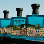 Butelki Portofino Dry Gin ułożone w sposób przedstawiający panoramę Portofino