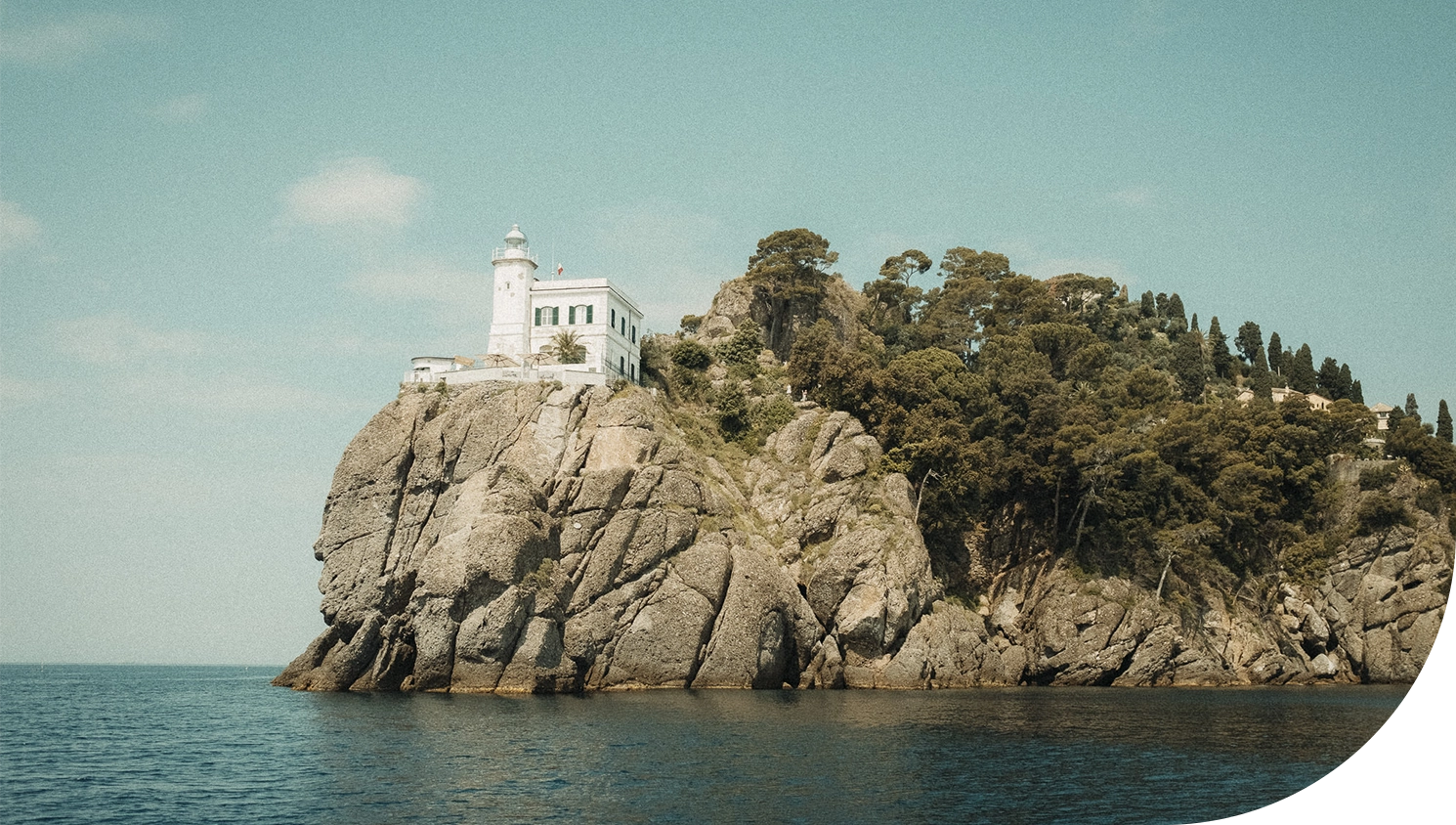 : malownicza panorama Portofino Dry Gin z widokiem na latarnię morską i skaliste wybrzeże