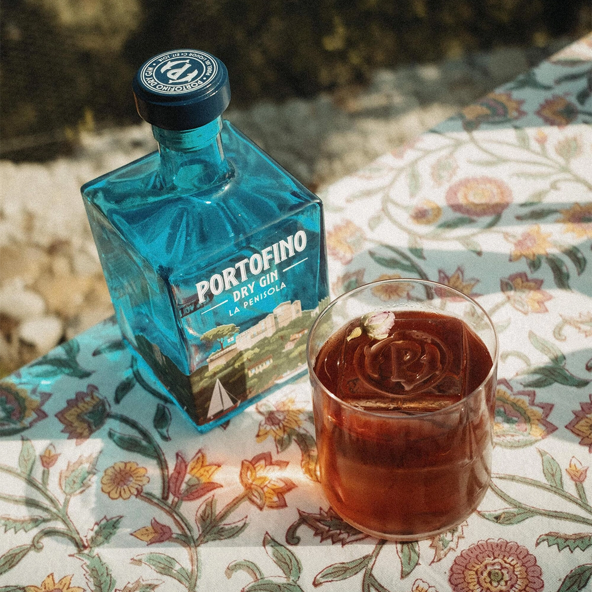 Gin Portofino Dry Gin La Penisola z kostką lodu z logo