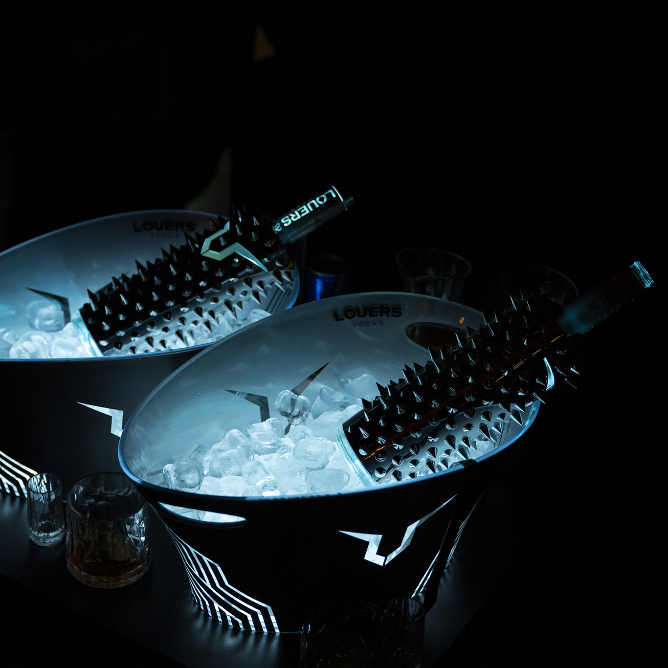 Two illuminated LOUERS® Vodka coolers with ice