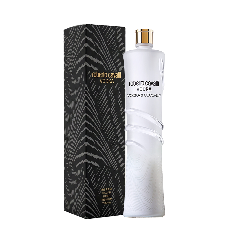 Biała, matowa butelka wódki Roberto Cavalli o smaku kokosowym z tłoczonym wzorem węża, stojąca obok czarnego pudełka w zwierzęcy wzór.