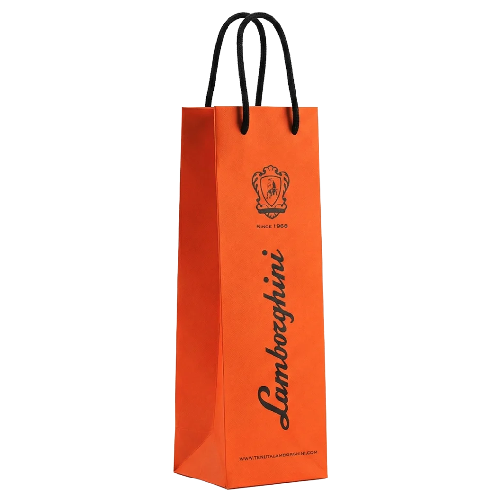 Wąska, pomarańczowa torba prezentowa z czarnymi sznurkowymi uchwytami, ozdobiona logo Lamborghini i adresem strony internetowej