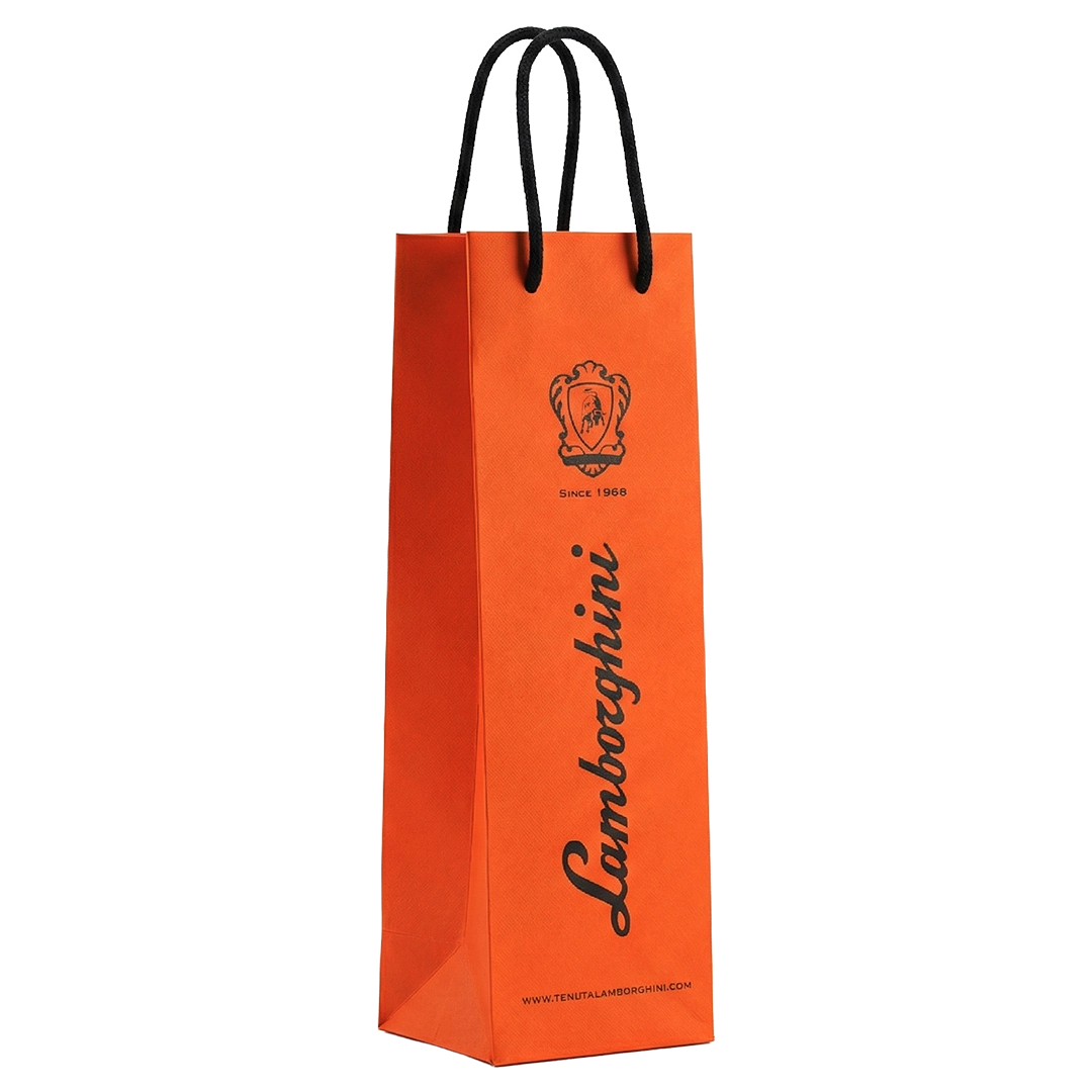 Wąska, pomarańczowa torba prezentowa z czarnymi sznurkowymi uchwytami, ozdobiona logo Lamborghini i adresem strony internetowej