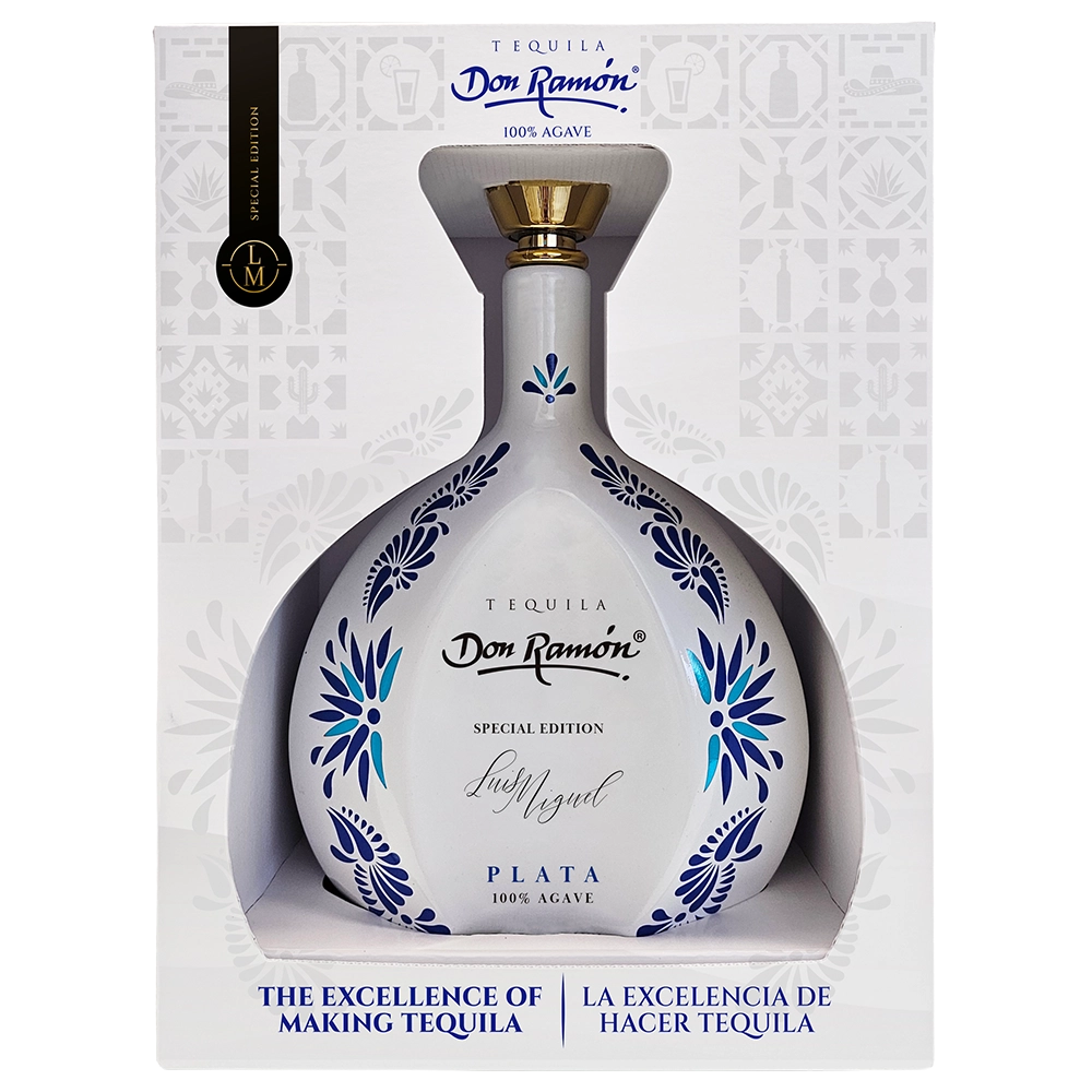 Butelka tequili Casa Don Ramón Cerámica w wersji Plata na jednolitym, szarym tle
