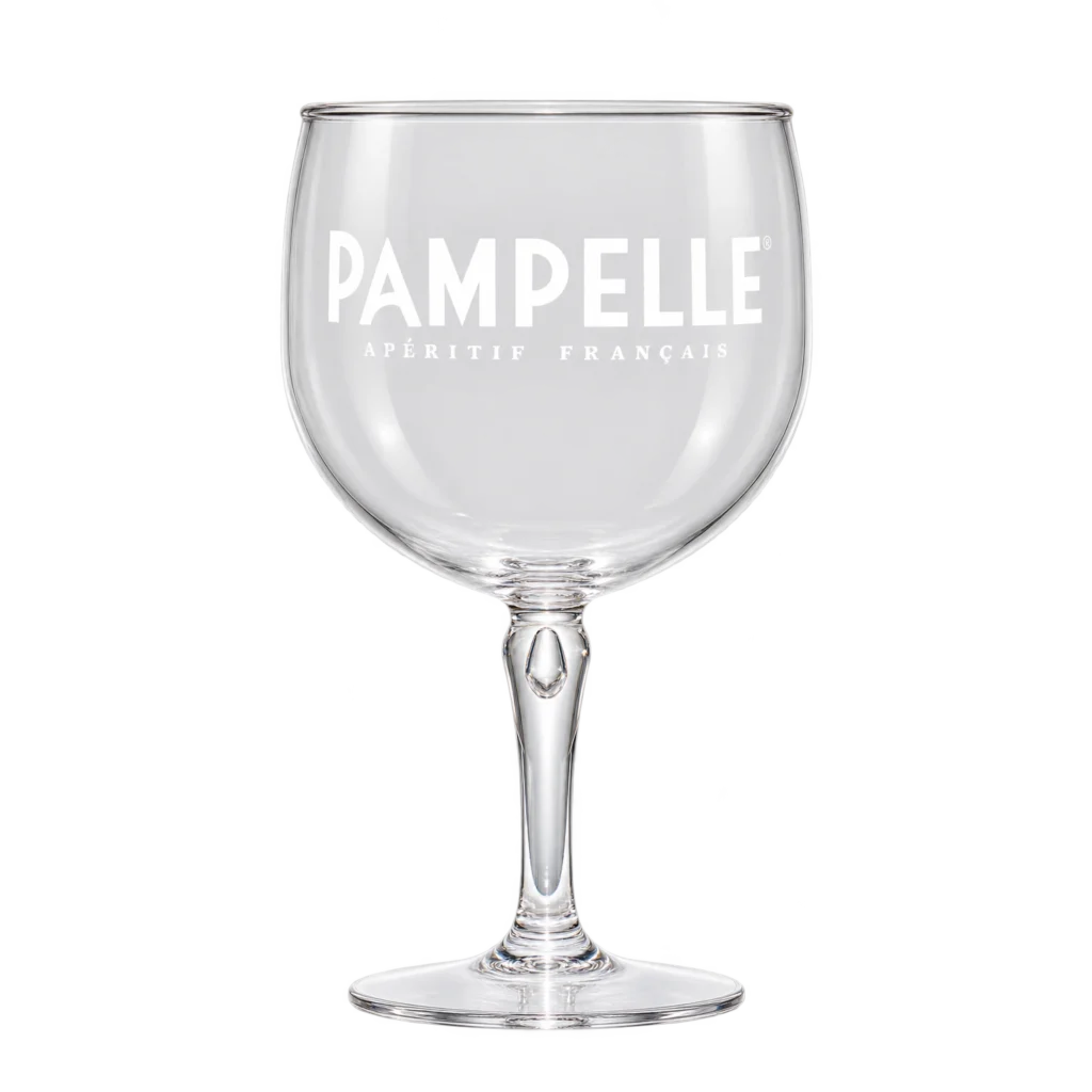 Kieliszek Pampelle z przezroczystego poliwęglanu, na nóżce, z białym logo Pampelle Apéritif Français – elegancki kieliszek do aperitifu.