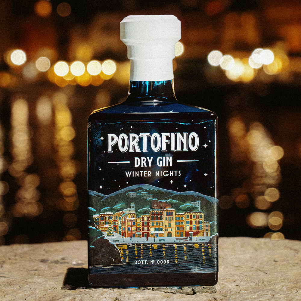 Portofino Dry Gin Winter Nights Limited Edition 500 ml – granatowa butelka na tle rozświetlonego nocą portu.