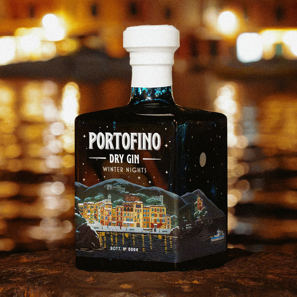 Portofino Dry Gin Winter Nights 500 ml – butelka widziana pod kątem z ilustracją rozświetlonego Portofino