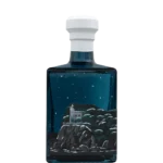 Lewy bok butelki Portofino Dry Gin Winter Nights 500 ml z ilustracją kościoła na skalistym wybrzeżu i gwiaździstym niebem.