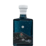 Prawy bok butelki Portofino Dry Gin Winter Nights 500 ml ze srebrnym księżycem, łodzią i nocnym krajobrazem zatoki.