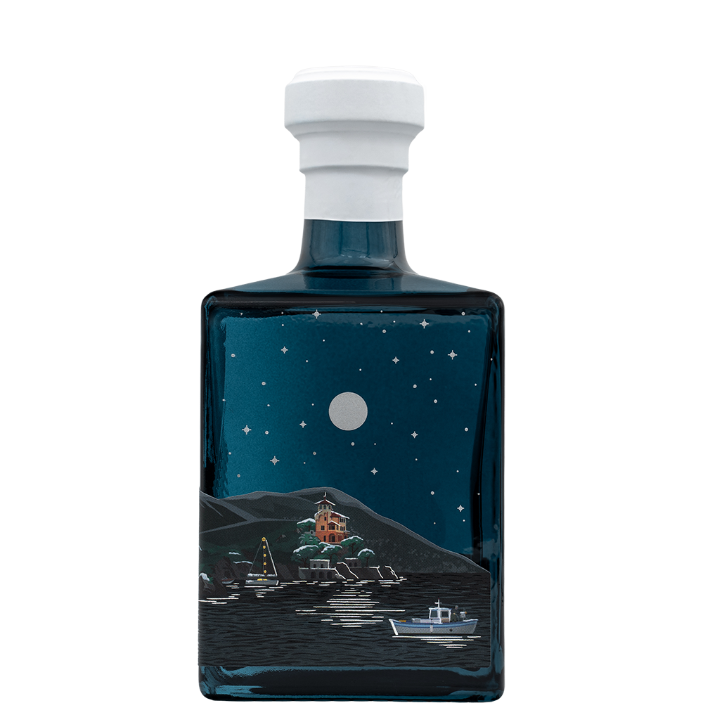 Prawy bok butelki Portofino Dry Gin Winter Nights 500 ml ze srebrnym księżycem, łodzią i nocnym krajobrazem zatoki.