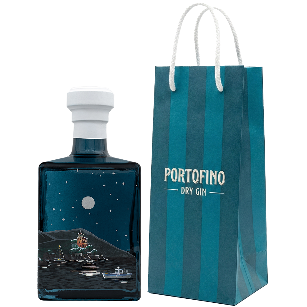 Prawy bok butelki Portofino Dry Gin Winter Nights 500 ml ze srebrnym księżycem i łodzią, obok granatowa torba firmowa